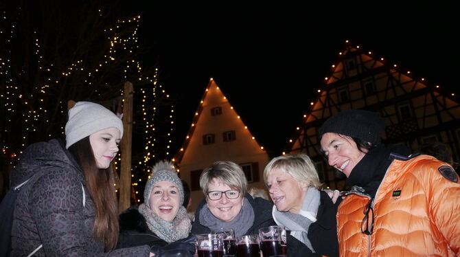 Prost Weihnachten! Die Glühweinhütte auf dem Uracher Marktplatz wird heute Abend eröffnet – den ganzen Advent über ein beliebter