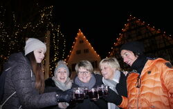 Prost Weihnachten! Die Glühweinhütte auf dem Uracher Marktplatz wird heute Abend eröffnet – den ganzen Advent über ein beliebter