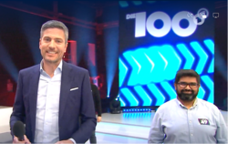 Der Tagesthemen-Sprecher und Journalist Ingo Zamperoni mit seinem Reutlinger Fan Karthick Raja im Studio für die Sendung "Die 10