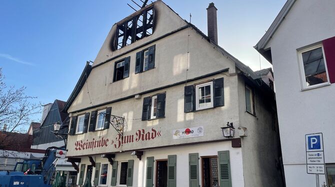 Von Seiten der Hindenburgstraße ist der Giebel nach dem Brand noch weitgehend intakt. Dort können mit Abstand Passanten wieder e