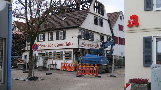 An der Ecke Hindenburgstraße und Pfleghofstraße steht das durch einen Brand stark beschädigte Haus, das einsturzgefährdet ist.