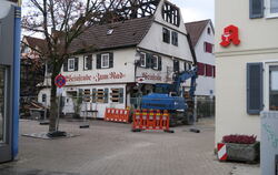 An der Ecke Hindenburgstraße und Pfleghofstraße steht das durch einen Brand stark beschädigte Haus, das einsturzgefährdet ist.