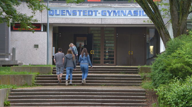 Die Drei im Bild auf der Treppe werden nach acht Jahren Gymnasium Abitur ablegen. Ab kommendem Schuljahr werden die heutigen und