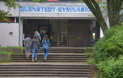 Die Drei im Bild auf der Treppe werden nach acht Jahren Gymnasium Abitur ablegen. Ab kommendem Schuljahr werden die heutigen und