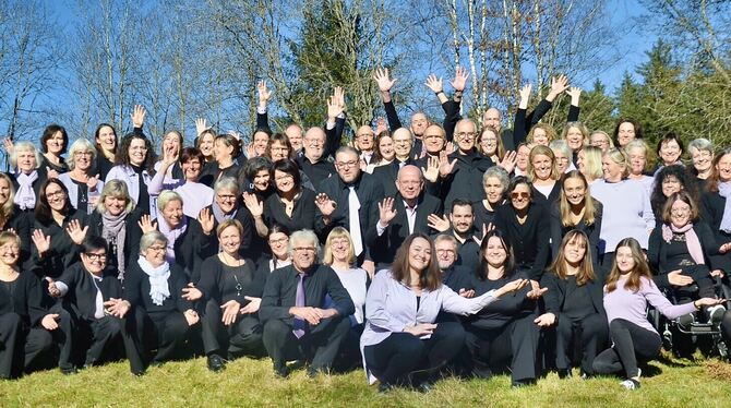 Die Sängerinnen und Sänger bereiten sich auf die Gospel-Konzerte in Pliezhausen vor. FOTO: WALKER