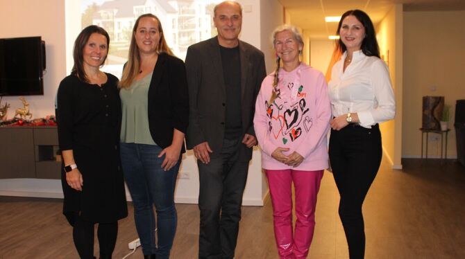 Für das neue Projekt Neckartailfingen verantwortlich (von links): Malvine Amos (Geschäftsführerin WGfS), Saskia Rockstroh (Pfleg Sind für das neue Projekt verantwortlich (von links): Malvine Amos (Geschäftsführerin WGfS), Saskia Rockstroh (Pflegedienstleite