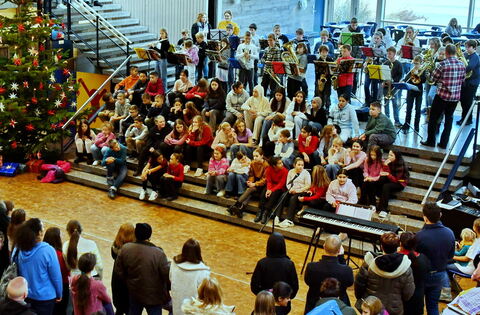 Beim Mössinger Christkindlesmarkt Wirken Gemeinschaftsschüler Aus 45 ...