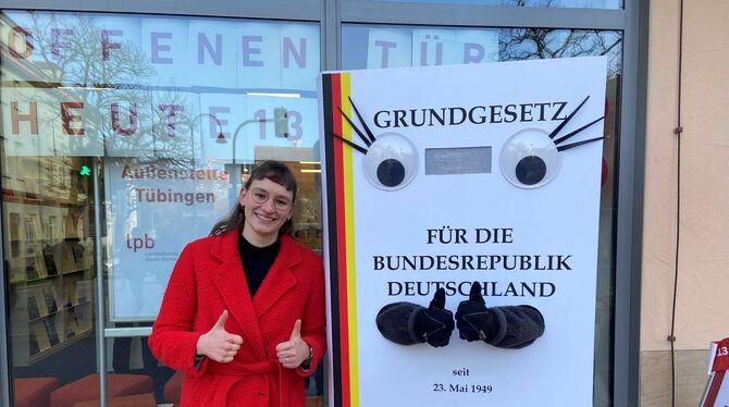 Miriam Kraft von der Landeszentrale für politische Bildung begrüßte die Besucher der neuen Außenstelle in Tübingen mit einem man