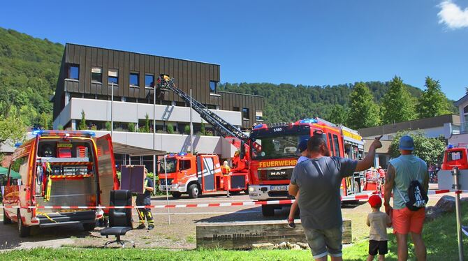 Bei der großen Übung im vergangenen Jahr unterstützte die Feuerwehr Pfullingen mit ihrer Drehleiter die Lichtensteiner Kollegen.