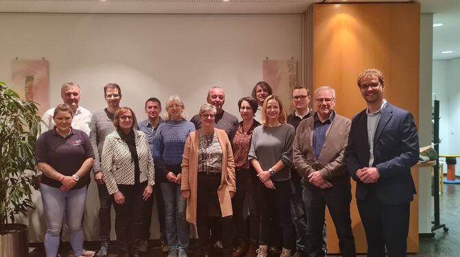 Daniela Rentsch und Erich Fulde (links) vom DRK Engstingen-Hohenstein ehrten gemeinsam mit Bürgermeister Simon Baier (rechts) Bl