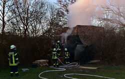 Brand in einer Gartenhütte in Bästenhardt. FOTO: MEYER