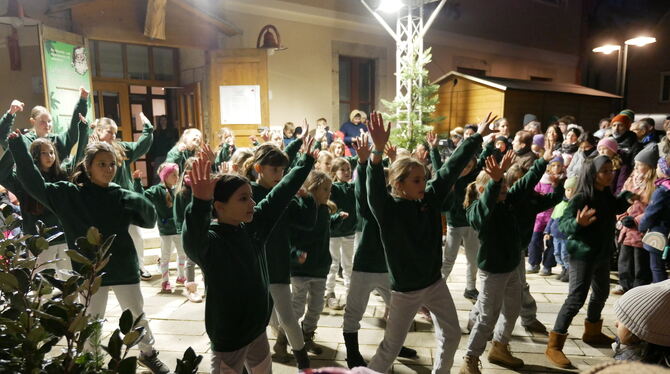 Die SAV Dance Crew Hiphop begeisterte am Samstag auf dem Eninger Weihnachtsmarkt.