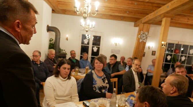 Jörg Kauth (links) informierte die Landwirte in den Kreisen Tübingen und Zollernalb über die Entwicklungen in der Landwirtschaft