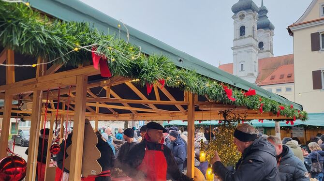 Muscheln aus La Tessoualle bereicherten das kulinarische Angebot auf dem Zwiefalter Weihnachtsmarkt.  FOTO: BLOCHING