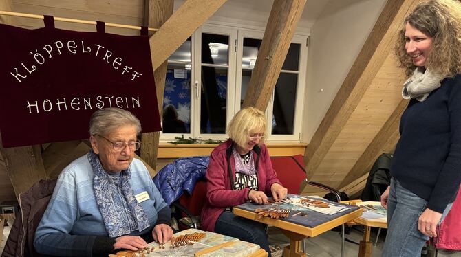 Die 91 Jahre alte Elise Gekeler (links) führte mit Heide Schnitzer vor, wie viel Spaß Klöppeln machen kann.  FOTO: RUOF