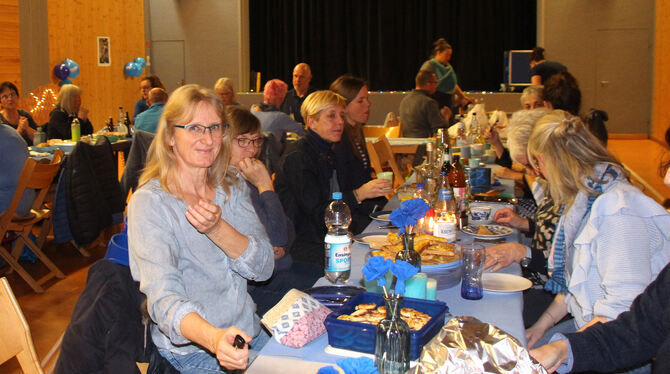 Gute Stimmung beim »Vesper in Blau« in Kleinengstingen.  FOTO: LEIPPERT