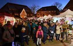 Wir singen fürs Christkind – Weihnachtsmarkt-Auftakt in Gomaringen. FOTO: MEYER