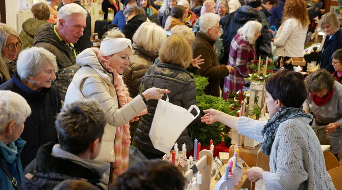 Dichtes Gedränge herrschte im Gönninger Lokschuppen. FOTO: LEISTER