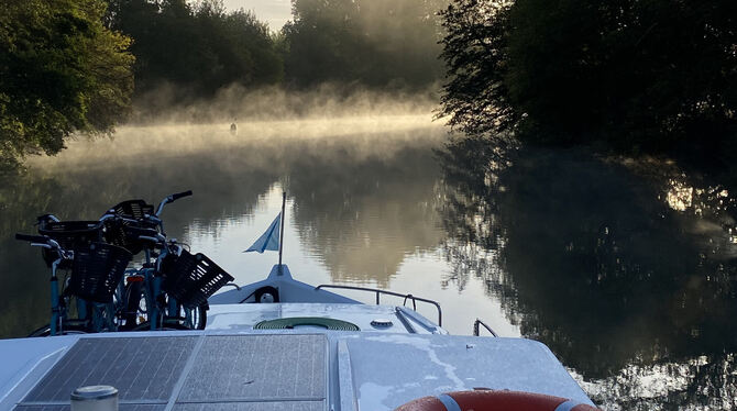 Stimmungsvoll und fast ohne Geräusche: im Morgennebel auf der Charente.  FOTOS: OELKUCH