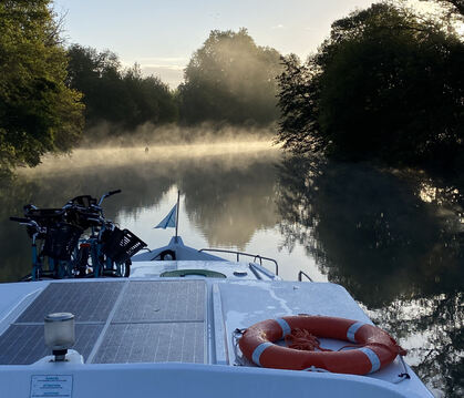 Stimmungsvoll und fast ohne Geräusche: im Morgennebel auf der Charente.  FOTOS: OELKUCH  