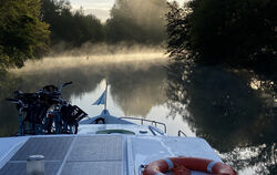 Stimmungsvoll und fast ohne Geräusche: im Morgennebel auf der Charente.  FOTOS: OELKUCH  