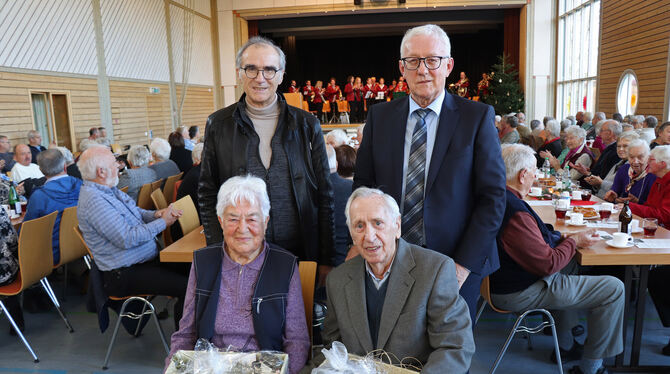 Bürgermeister Klemens Betz (rechts) und Pfarrer Thomas Wingert ehrten Lydia Stooß und Gerhard Gehr als älteste Besucher des Seni