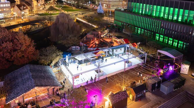 Hier spielt die Musik: Der Weihnachtspark mit Eislaufbahn vor der Stadthalle, in dem Livemusik angeboten wird.