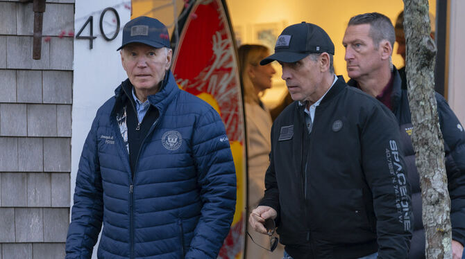 US-Präsident Joe Biden (links) und sein Sohn Hunter Biden spazieren in der Innenstadt von Nantucket, Massachusetts. Der scheiden