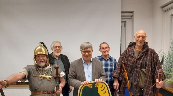 Aktive des Militärhistorischen Museums Haid waren in Keltenkleidung dabei: Joachim Erbe (von links), Ferdinand Pfannstiel, Prof