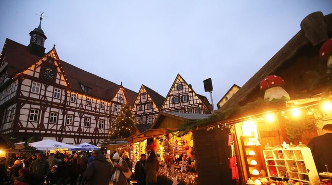 Festliche geschmückte Stände auf dem Marktplatz von Bad Urach.  FOTO: STADT