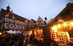 Festliche geschmückte Stände auf dem Marktplatz von Bad Urach.  FOTO: STADT