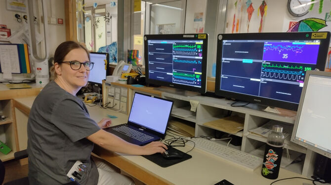 Miriam Backes im Stationszimmer  an der zentralen Patienten-Monitorüberwachung.  FOTO: NITSCHKE