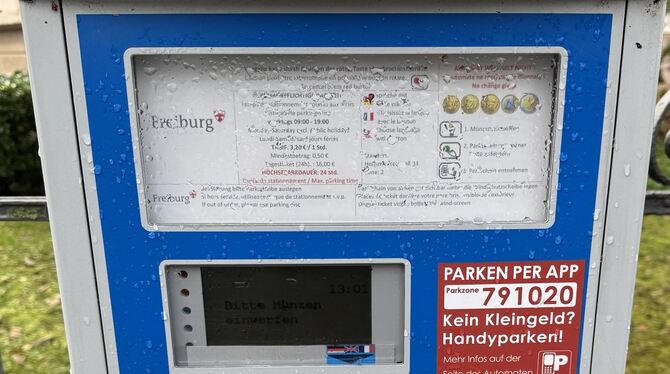 An diesem Parkautomaten haben die Betrüger einfach einen gefälschten QR-Code aufgeklebt (unten rechts), der wohl zu einer gefäls