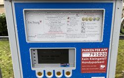 An diesem Parkautomaten haben die Betrüger einfach einen gefälschten QR-Code aufgeklebt (unten rechts), der wohl zu einer gefäls