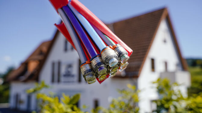 Jeder Haushalt in Eningen kann für sich entscheiden, ob er an das Glasfasernetz angeschlossen werden möchte oder nicht.