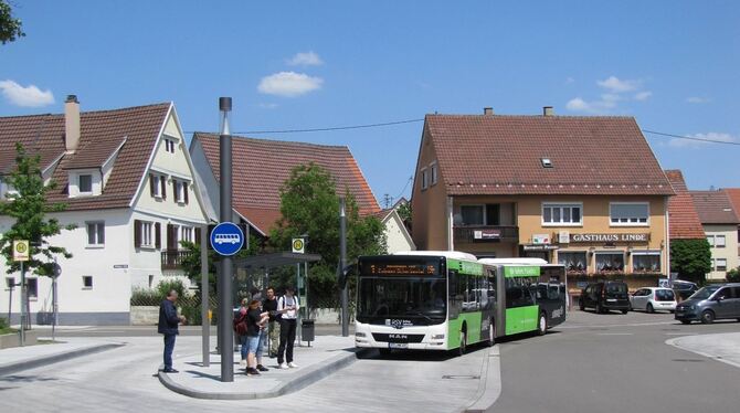 Die modernen Busse der Reutlinger Stadtverkehsgesellschaft fahren auch die Haltestellen am Notariatsplatz in Walddorfhäslach an.