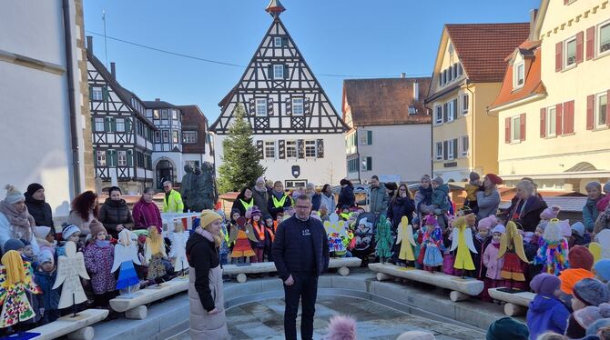 Über 250 Kindergartenkinder haben 22 Engel aus Holz gestaltet.  FOTOS: STADT