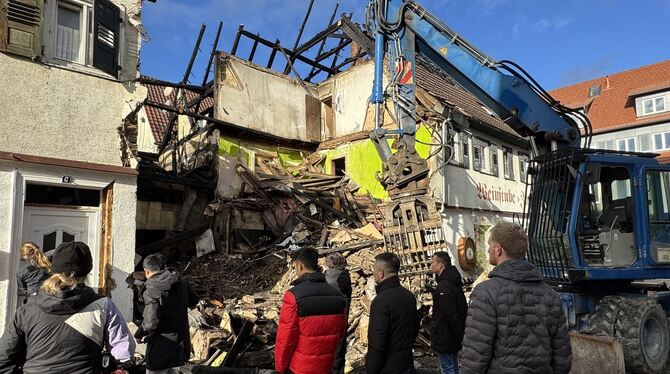 Stark sind die Zerstörungen im hinteren Teil des mehrteiligen Gebäudes, wo auch das Feuer ausgebrochen ist.  FOTO: RUOF