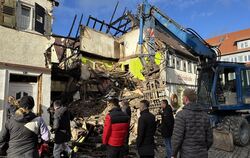 Stark sind die Zerstörungen im hinteren Teil des mehrteiligen Gebäudes, wo auch das Feuer ausgebrochen ist.  FOTO: RUOF 