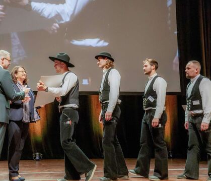 Frischgebackene Handwerksmeister nehmen auf der Stadthallenbühne ihre Meisterbriefe in Empfang.  FOTO: HANDWERKSKAMMER