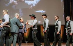 Frischgebackene Handwerksmeister nehmen auf der Stadthallenbühne ihre Meisterbriefe in Empfang.  FOTO: HANDWERKSKAMMER