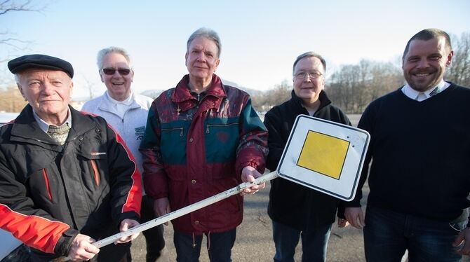 Bald dürfen die Fahranfänger wieder über den Asphalt zuckeln. Das freut auch den ehemaligen Platzwart Johann Fedel (von links),