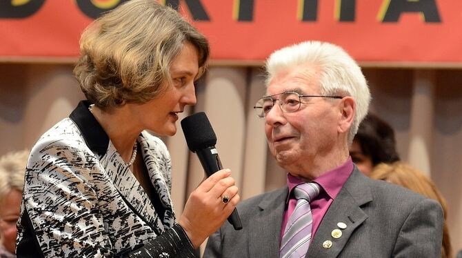 Schnappschuss vom Neujahrsempfang in Walddorfhäslach: Ludwig Heim im Gespräch mit Bürgermeisterin Silke Höflinger.  GEA-FOTO: PA