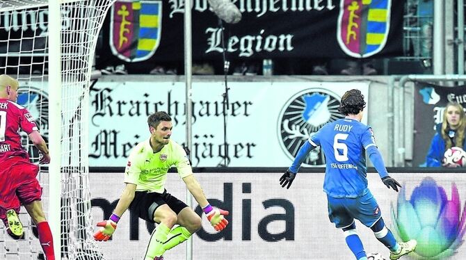 Die Entscheidung: Der Ex-Stuttgarter Sebastian Rudy (rechts) trifft in der Nachspielzeit zum 2:1 gegen den VfB.  FOTO: EIBNER