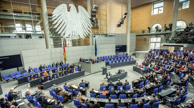 Bundeskanzler Olaf Scholz (SPD) bei der Befragung im Plenarsaal des Bundestags.  FOTO: KAPPELER/DPA