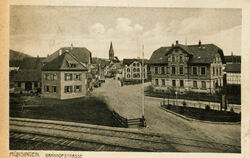 Eine historische Postkarte der Münsinger Bahnhofstraße ziert den neuen Kalender im Mai.  FOTO: STADT