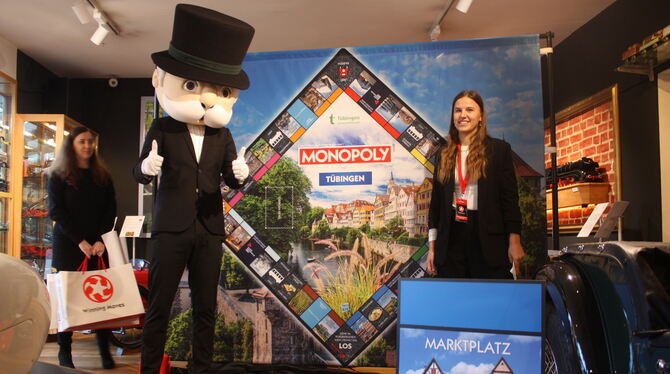 Tomke Buhl (links) und Sarina Hartmann stellten die Tübinger City-Edition gemeinsam mit »Mr. Monopoly« im Museum Boxenstopp vor.