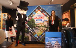 Tomke Buhl (links) und Sarina Hartmann stellten die Tübinger City-Edition gemeinsam mit "Mr. Monopoly" im Museum Boxenstopp vor.