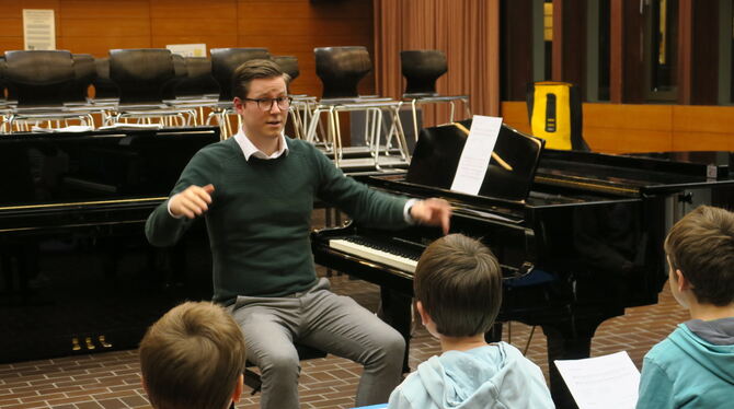 benedikt engel capella vocalis probe listgymnasium foto akr Benedikt Engel probt im Musiksaal des Listgymnasiums mit den Jüngsten des Knabenchors.