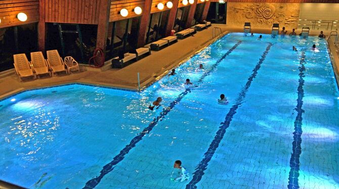 Alle Schwimmer im Gomadinger Hallenbad können sich freuen. Die Eintrittspreise werden nicht erhöht.  FOTO: LENK